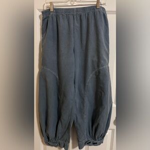 EUC Focus Casual Life pull on Genie style pants. Size M